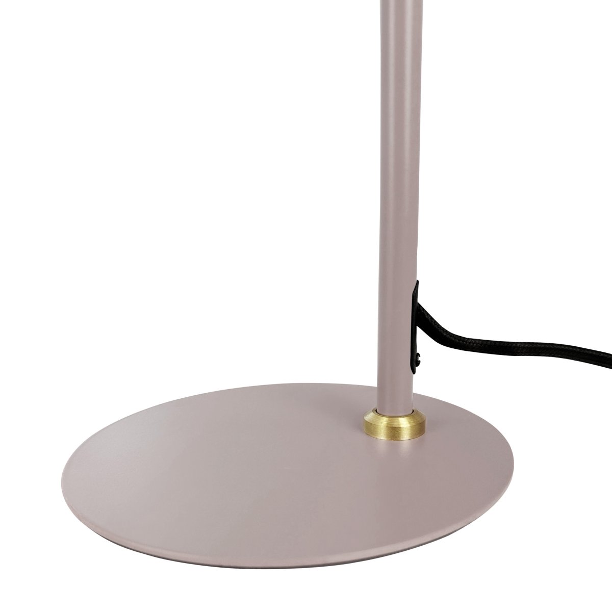 DL12 Mini 40cm Beige skrivebordslampe Fra Dyberg Larsen - Den er udstyret med en skærm, der både kan drejes og vippes, hvilket gør det nemt at styre lyset efter behov.