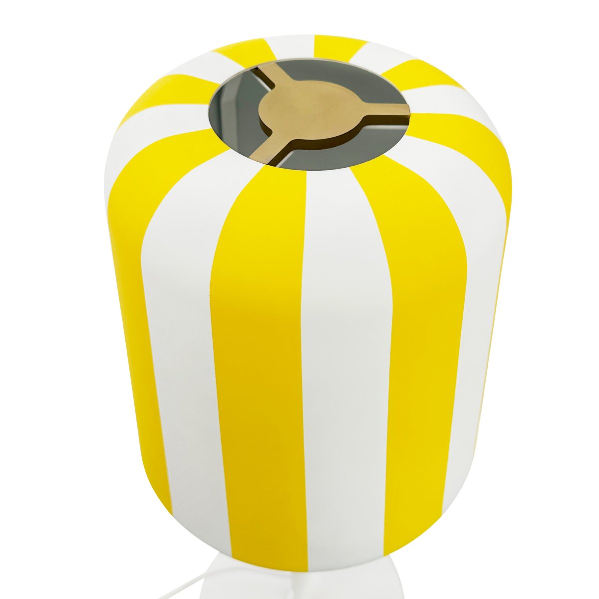 Gry 50cm Gul bordlampe Fra Dyberg Larsen - Genom att ta igenk&auml;nnbara m&ouml;nster och s&auml;tta dem i en ny kontext ville hon skapa en lampa som f&aring;r m&auml;nniskor att le och ger en unik visuell upplevelse.