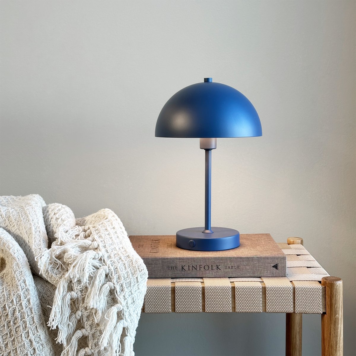 Stockholm 30cm Indigo bærbar Fra Dyberg Larsen - Den praktiske batteriindikator viser tydeligt, hvorn&aring;r det er tid til at lade op, og med fuld opladning lyser lampen i op til 6 timer pr.