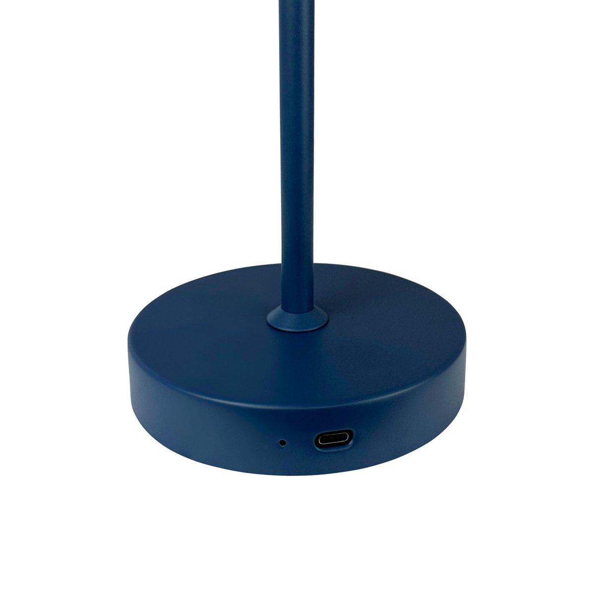 Stockholm 30cm Indigo bærbar Fra Dyberg Larsen - Den praktiske batteriindikator viser tydeligt, hvorn&aring;r det er tid til at lade op, og med fuld opladning lyser lampen i op til 6 timer pr.