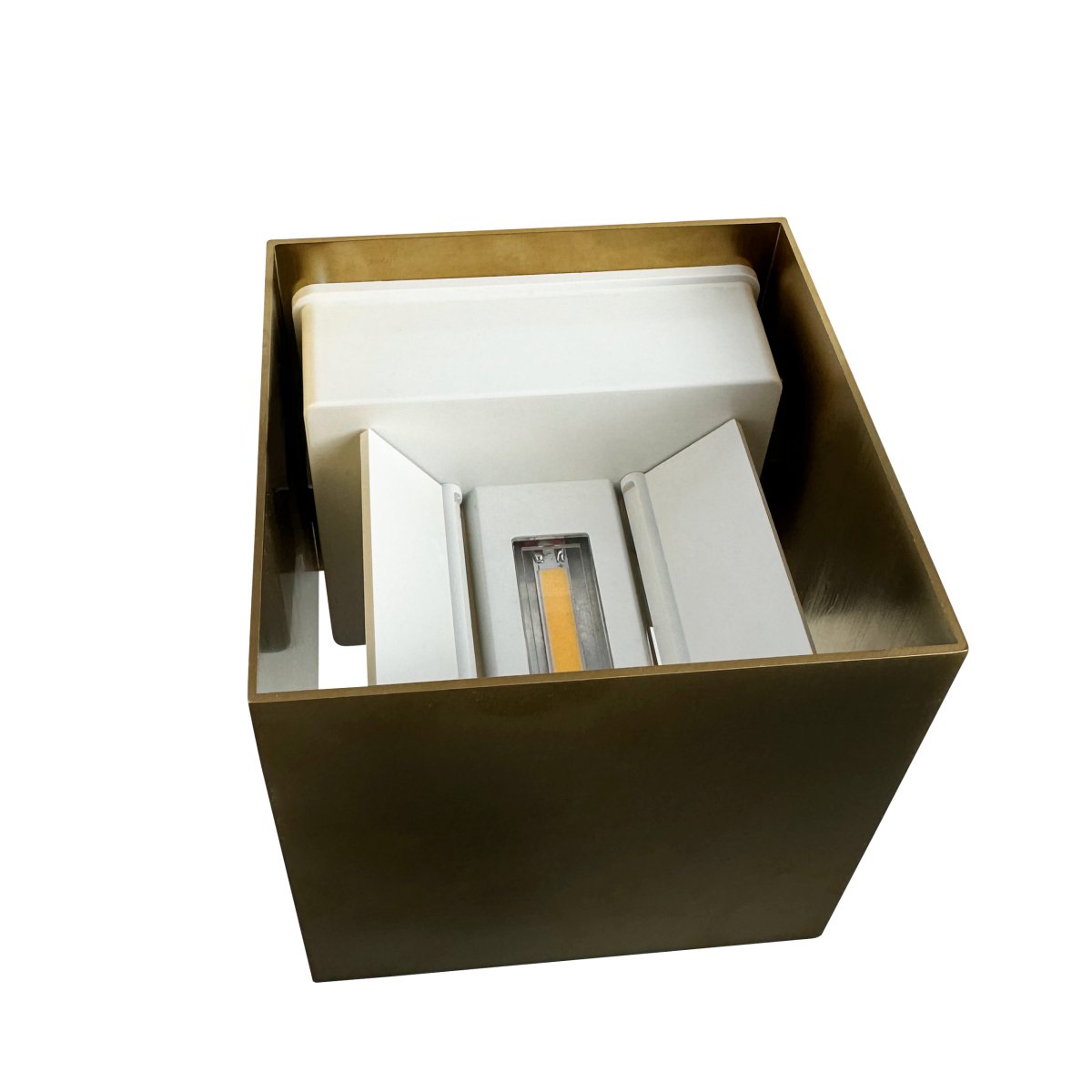 Venus 10cm Messing væglampe Fra Dyberg Larsen - Med en lysdiffusion p&aring; 10 til 120 grader Venus giver dig fuld kontrol over lyset i dit hjem.