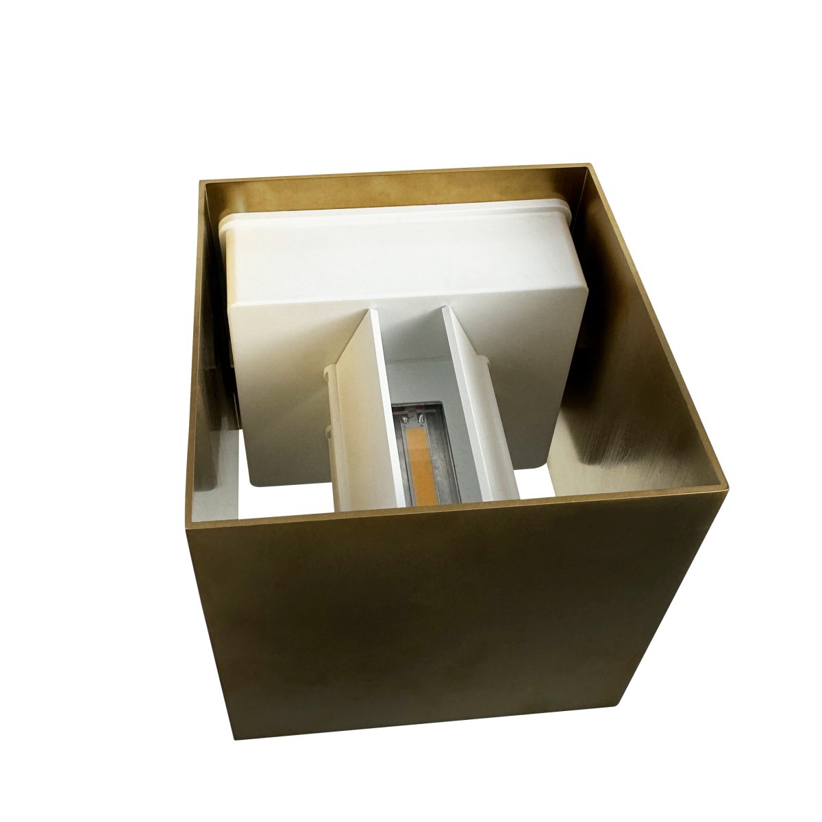 Venus 10cm Messing væglampe Fra Dyberg Larsen - Med en lysdiffusion p&aring; 10 til 120 grader Venus giver dig fuld kontrol over lyset i dit hjem.