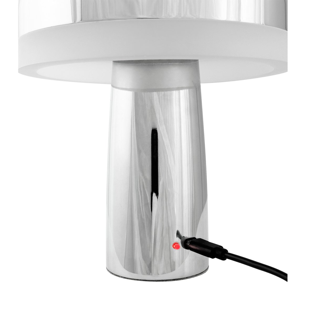 Porter 16cm Chrom bærbar Fra Dyberg Larsen - Porter LED genopladelig bordlampe er en moderne og funktionel lampe med et unikt design, hvor lyset kommer fra kanten, hvilket giver et behageligt og jævnt lys.