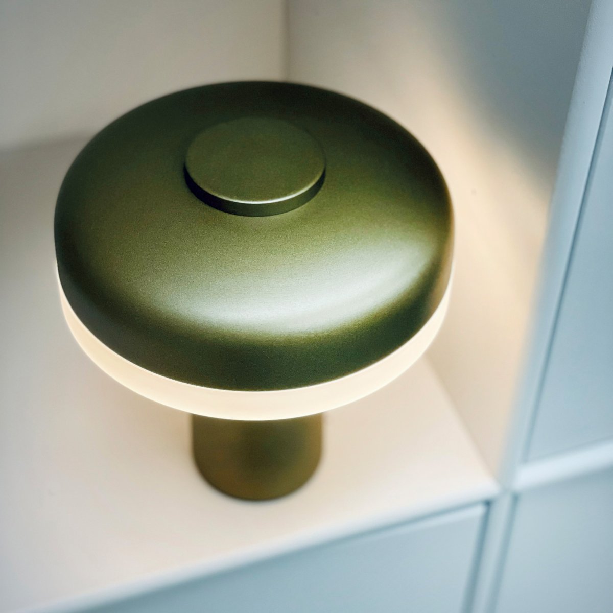 Porter 16cm Metallisk grøn bærbar Fra Dyberg Larsen - Porter LED genopladelig bordlampe er en moderne og funktionel lampe med et unikt design, hvor lyset kommer fra kanten, hvilket giver et behageligt og jævnt lys.