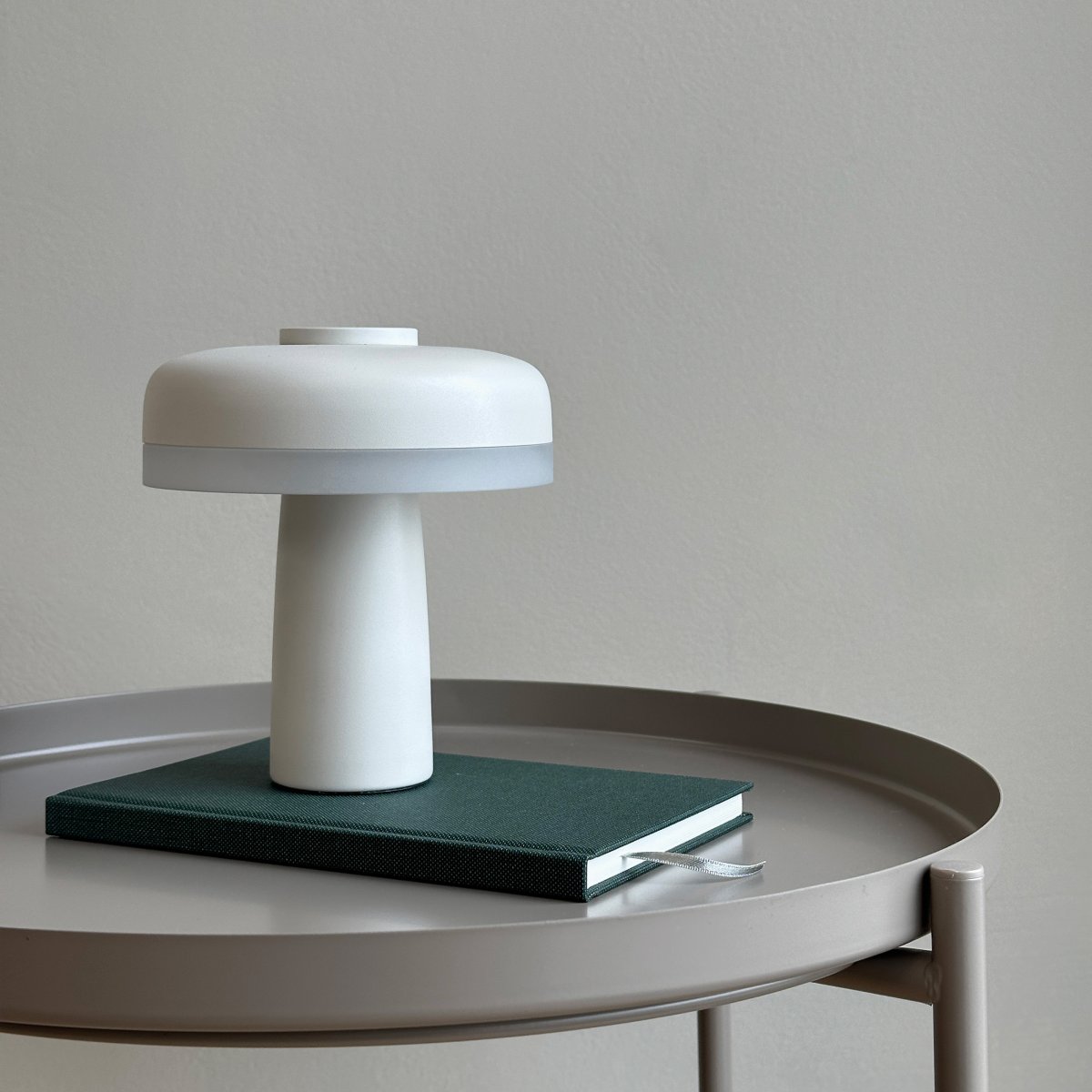 Porter 16cm Perle hvid bærbar Fra Dyberg Larsen - Porter LED genopladelig bordlampe er en moderne og funktionel lampe med et unikt design, hvor lyset kommer fra kanten, hvilket giver et behageligt og jævnt lys.