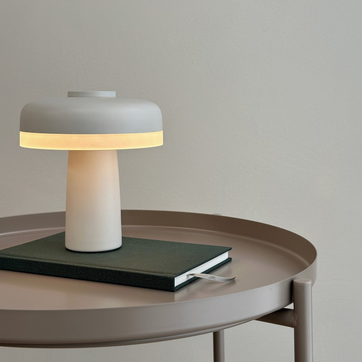 Porter 16cm Perle hvid bærbar Fra Dyberg Larsen - Porter LED genopladelig bordlampe er en moderne og funktionel lampe med et unikt design, hvor lyset kommer fra kanten, hvilket giver et behageligt og jævnt lys.