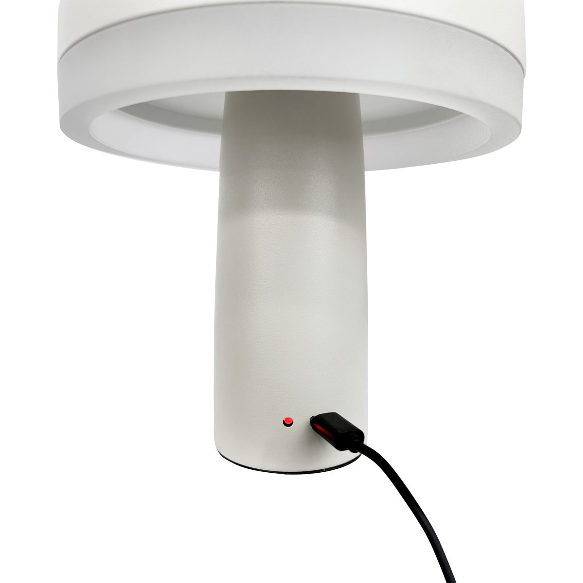 Porter 16cm Perle hvid bærbar Fra Dyberg Larsen - Porter LED genopladelig bordlampe er en moderne og funktionel lampe med et unikt design, hvor lyset kommer fra kanten, hvilket giver et behageligt og jævnt lys.