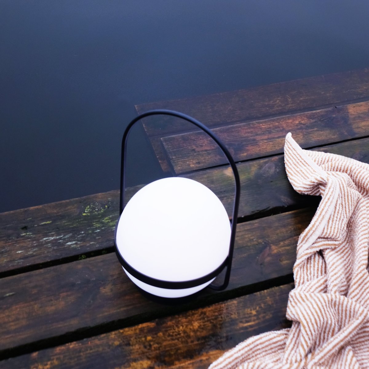Summer 25cm Sort bærbar Fra Dyberg Larsen - Buzzer er en genopladelig LED-lampe, der kan oplades både via solpanel og USB, hvilket giver dig lys, når du har brug for det.