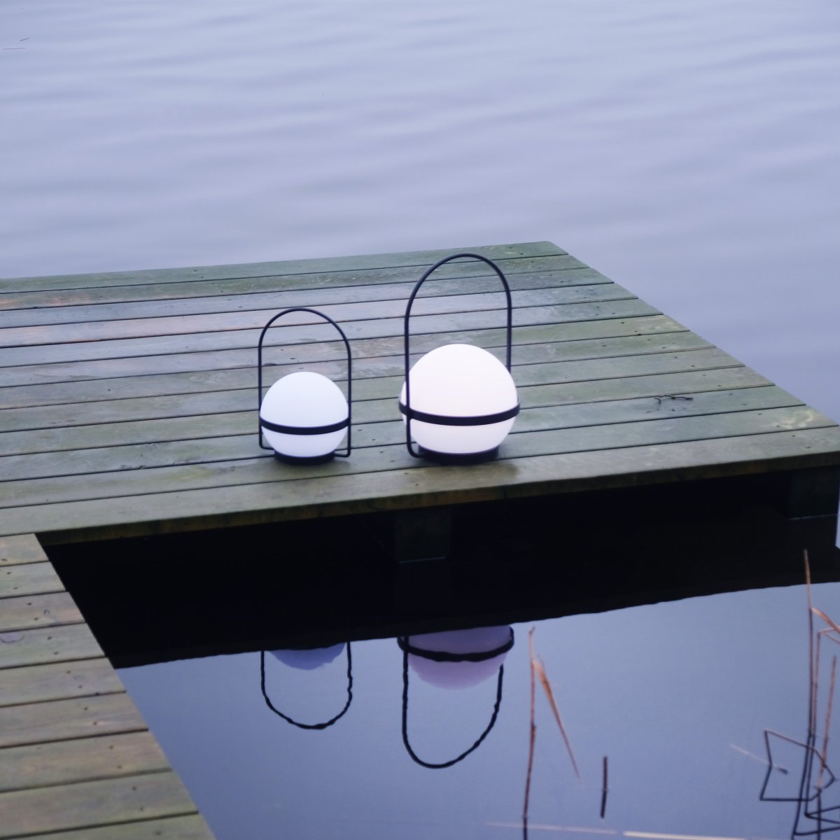 Summer 25cm Sort bærbar Fra Dyberg Larsen - Buzzer er en genopladelig LED-lampe, der kan oplades både via solpanel og USB, hvilket giver dig lys, når du har brug for det.