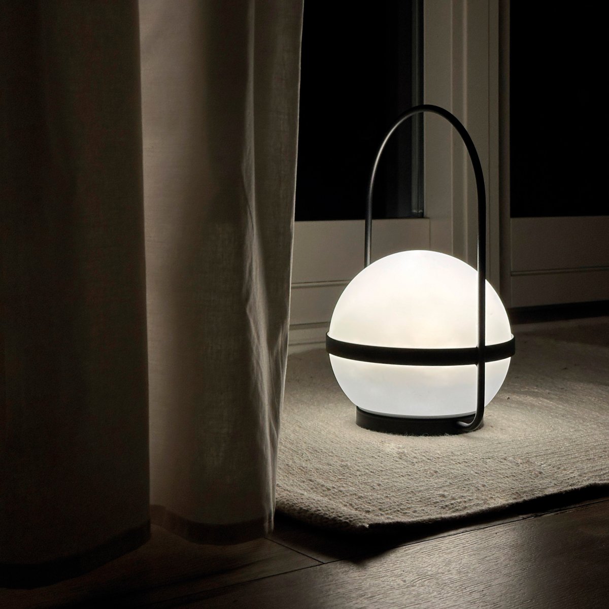 Summer 25cm Sort bærbar Fra Dyberg Larsen - Buzzer er en genopladelig LED-lampe, der kan oplades både via solpanel og USB, hvilket giver dig lys, når du har brug for det.