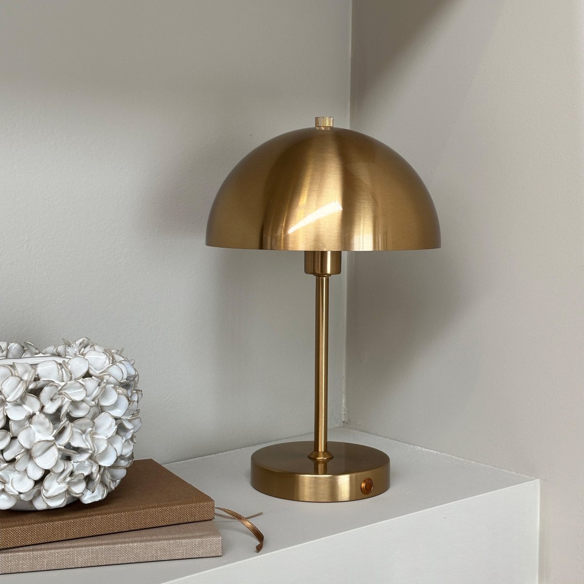 Stockholm 30cm Antik messing bærbar Fra Dyberg Larsen - Den praktiske batteriindikator viser tydeligt, hvorn&aring;r det er tid til at lade op, og med fuld opladning lyser lampen i op til 6 timer pr.