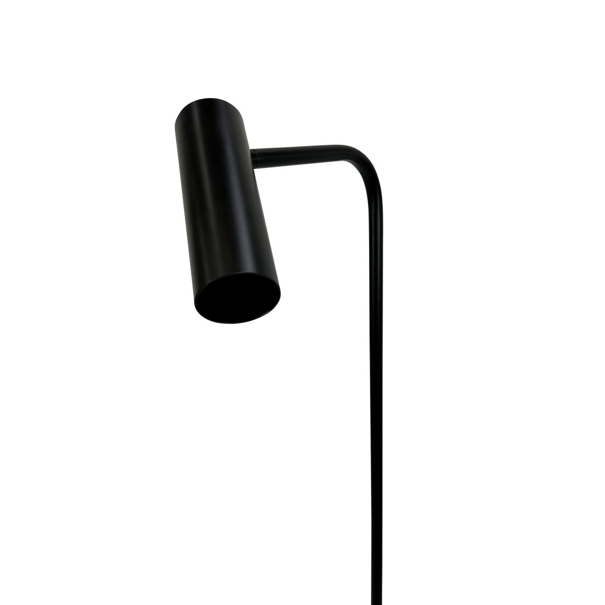 Skagerrak Sort gulvlampe Fra Dyberg Larsen - Den er lavet af robust metal med en sort finish, som giver et raffineret og dog diskret indtryk.