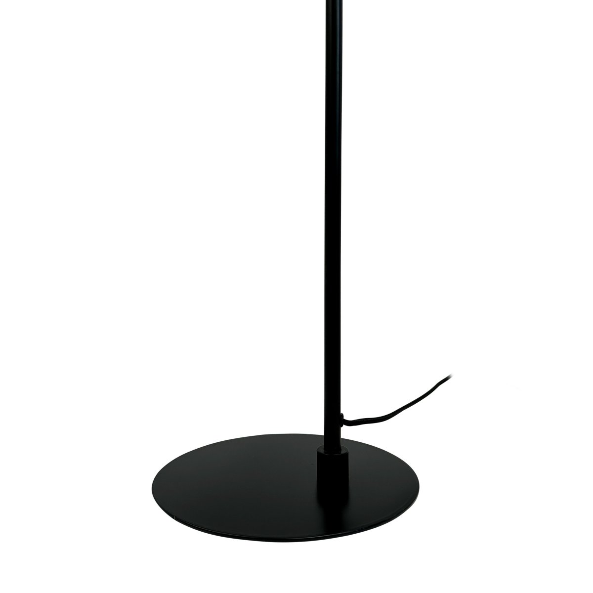 Skagerrak Sort gulvlampe Fra Dyberg Larsen - Den er lavet af robust metal med en sort finish, som giver et raffineret og dog diskret indtryk.