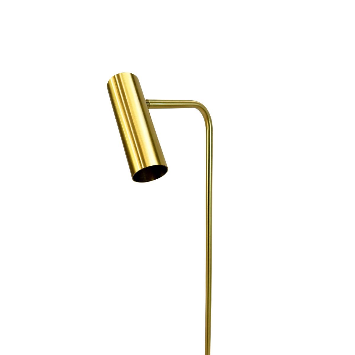 Skagerrak Messing gulvlampe Fra Dyberg Larsen - Den er lavet af robust metal med en guldfinish, som giver et raffineret og dog diskret indtryk.