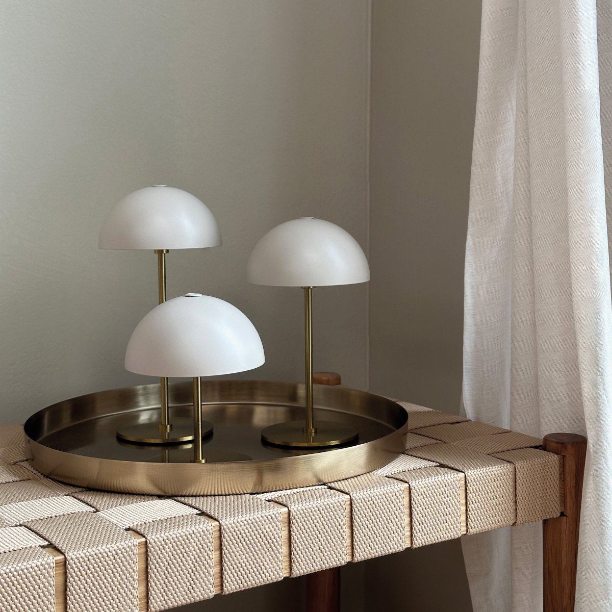 Along Sæt 20cm Beige bærbar Fra Dyberg Larsen - Langs minibordlamper i en pakke med 3 med indbygget LED og touch-teknologi tilbyder et tidl&oslash;st og harmonisk design.
