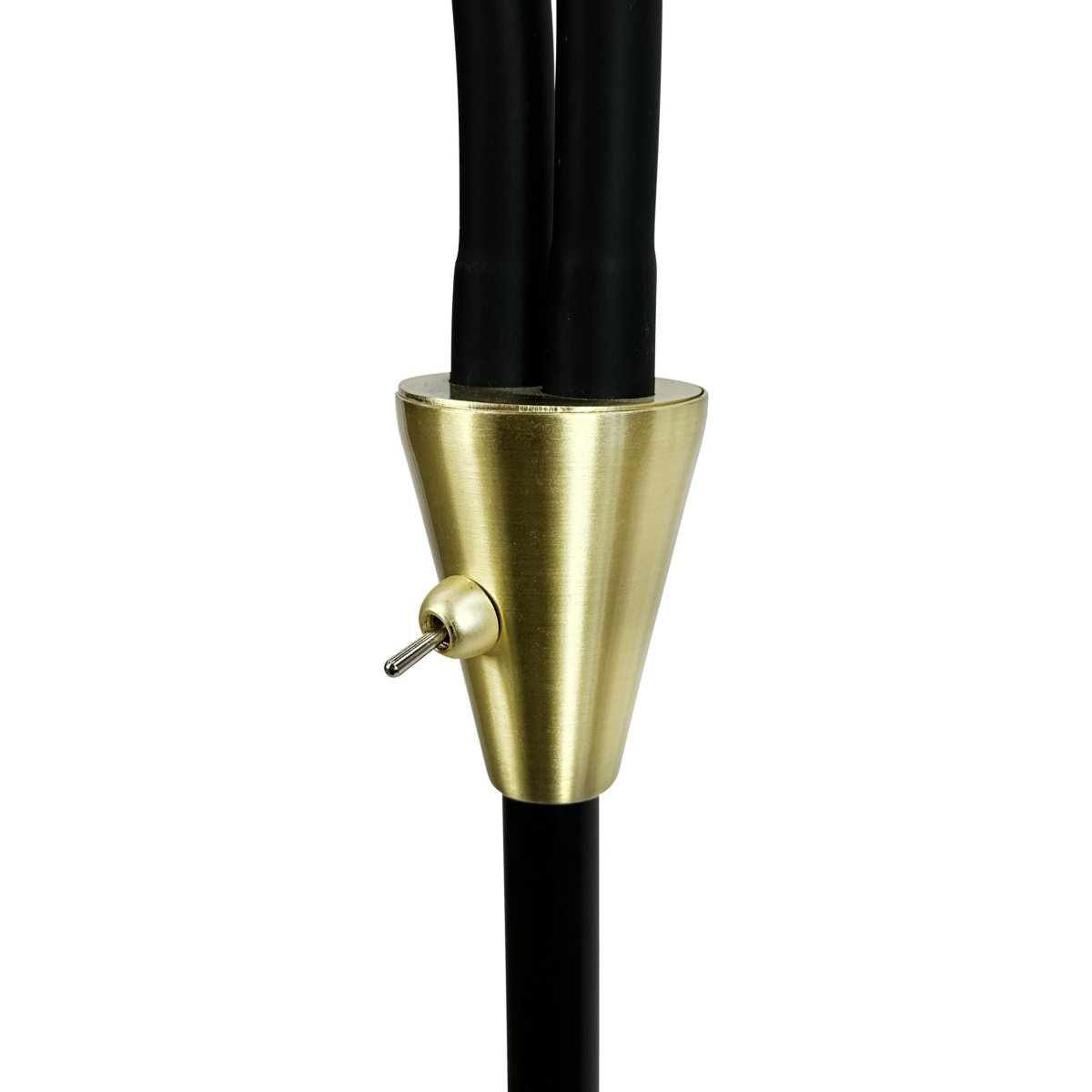 Lilje Sort gulvlampe Fra Dyberg Larsen - Lily golvlampa i svart och m&auml;ssing kombinerar modern design med flexibilitet och funktionalitet.