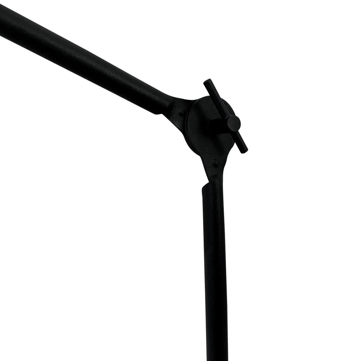 Lotus 85cm Sort skrivebordslampe Fra Dyberg Larsen - Med sin fleksible arm og justerbare skærm kan du nemt justere lyset efter behov, hvilket gør det perfekt til arbejdspladser eller klasseværelser.