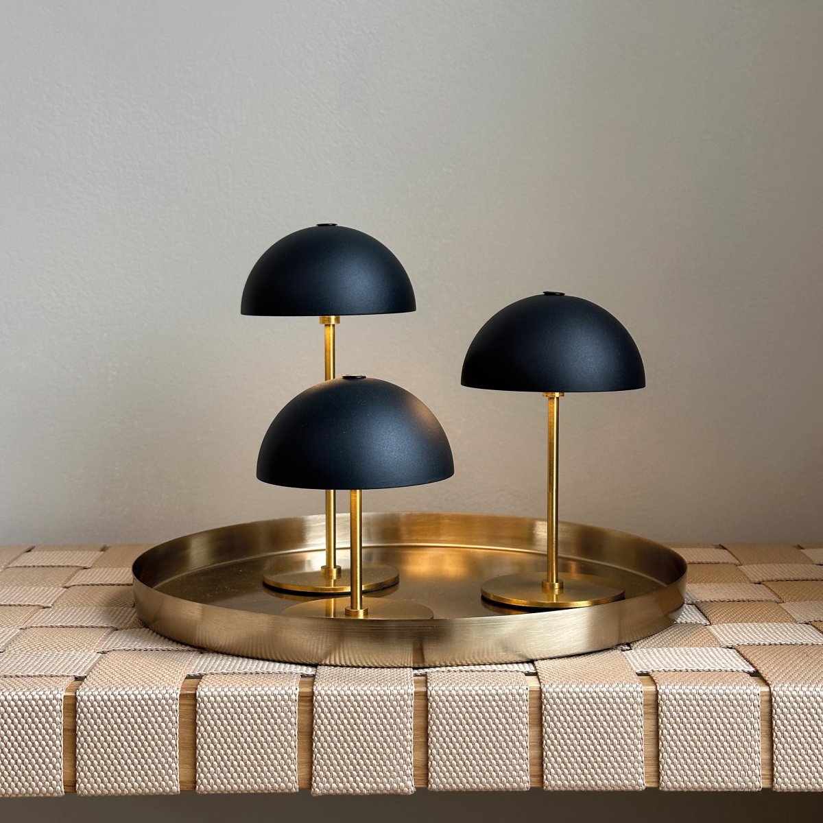 Along Sæt 20cm Sort bærbar Fra Dyberg Larsen - Langs minibordlamper i en pakke med 3 med indbygget LED og touch-teknologi tilbyder et tidl&oslash;st og harmonisk design.