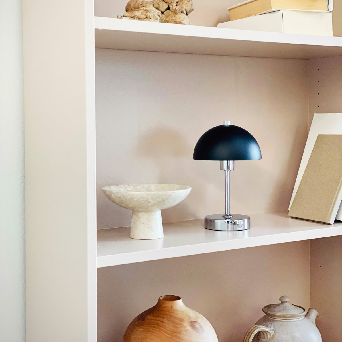 Malmø LED 23cm Chrom bærbar Fra Dyberg Larsen - Den svart- och kromf&auml;rgade metallen ger en elegant touch, och med sin kompakta storlek passar den perfekt p&aring; nattduksbord, skrivbord eller som dekorativ belysning.