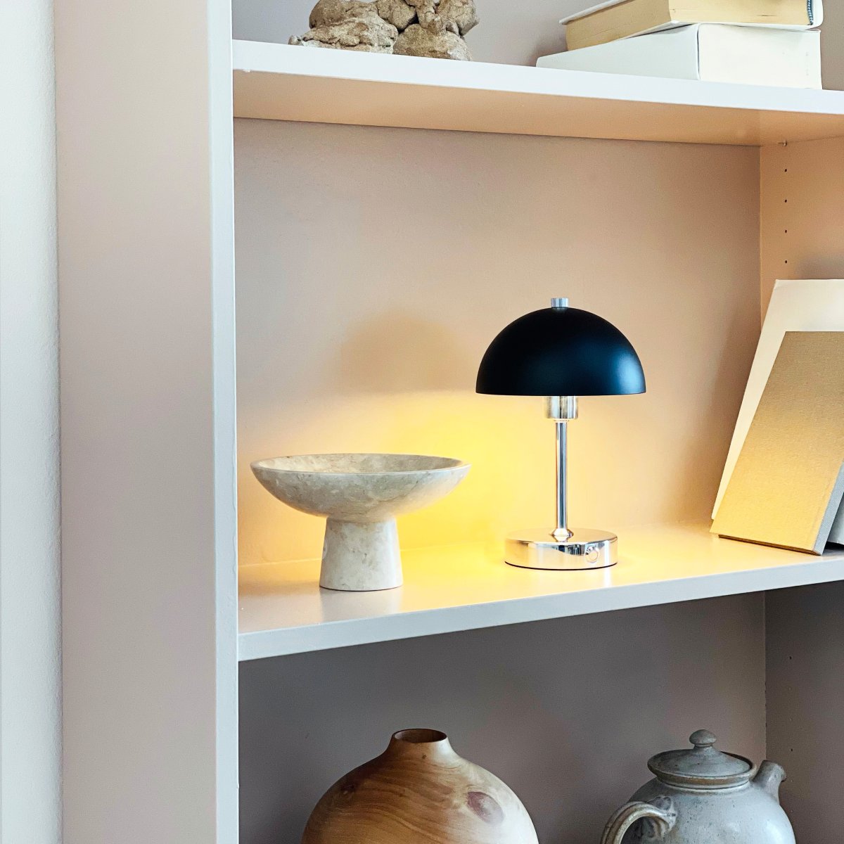 Malmø LED 23cm Chrom bærbar Fra Dyberg Larsen - Den svart- och kromf&auml;rgade metallen ger en elegant touch, och med sin kompakta storlek passar den perfekt p&aring; nattduksbord, skrivbord eller som dekorativ belysning.