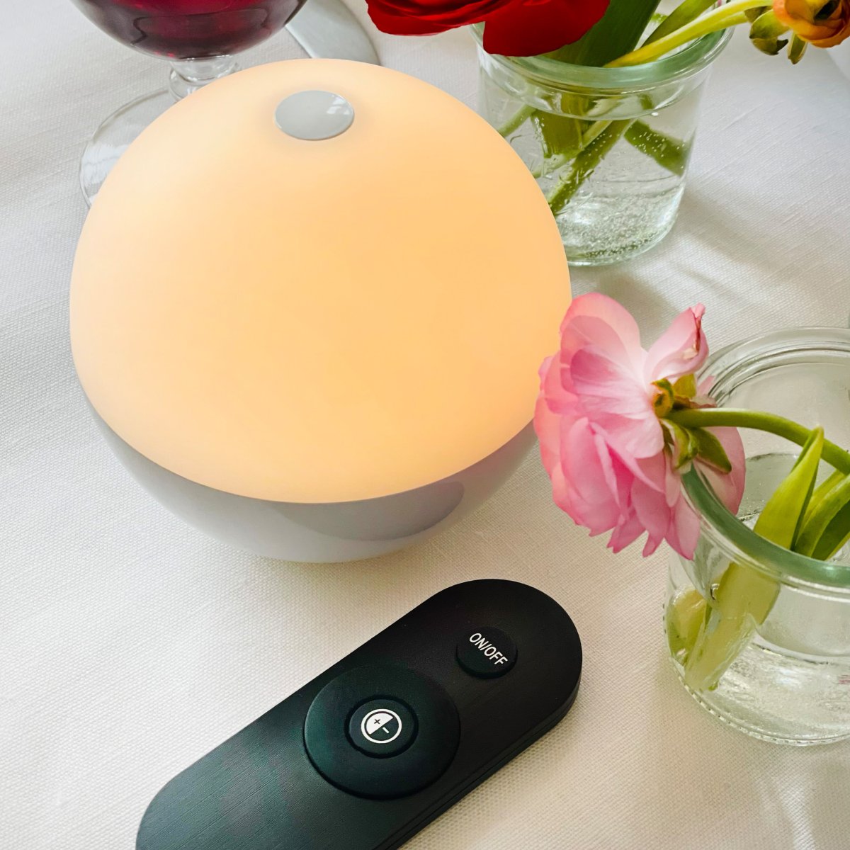 Alba 10cm 2-pk Hvid bærbar Fra Dyberg Larsen - Den blanke base er kombineret med en mat sk&aelig;rm, der spreder et hyggeligt varmt hvidt sk&aelig;r og passer lige godt ind i b&aring;de moderne og klassiske milj&oslash;er.