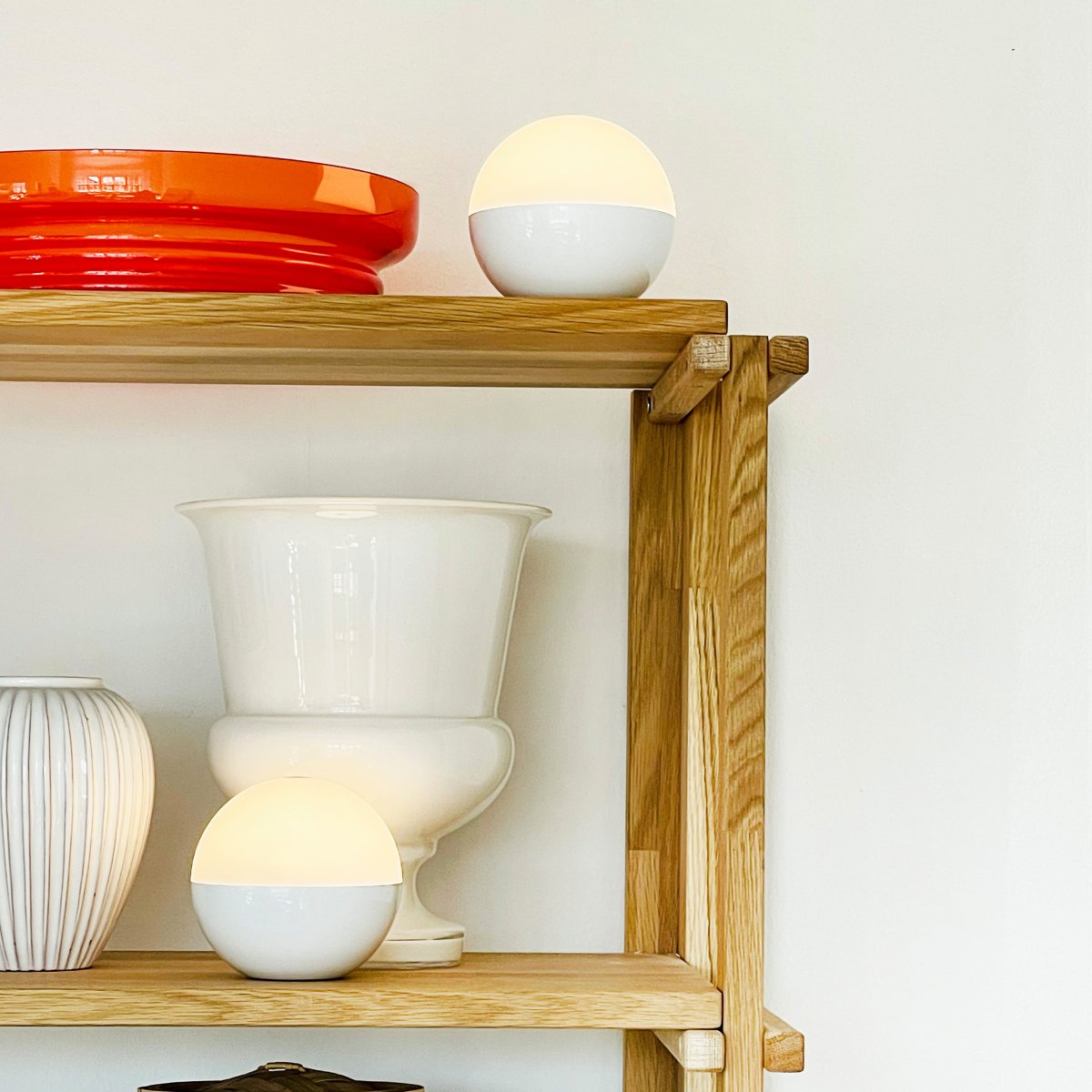 Alba 10cm 2-pk Hvid bærbar Fra Dyberg Larsen - Den blanke base er kombineret med en mat sk&aelig;rm, der spreder et hyggeligt varmt hvidt sk&aelig;r og passer lige godt ind i b&aring;de moderne og klassiske milj&oslash;er.