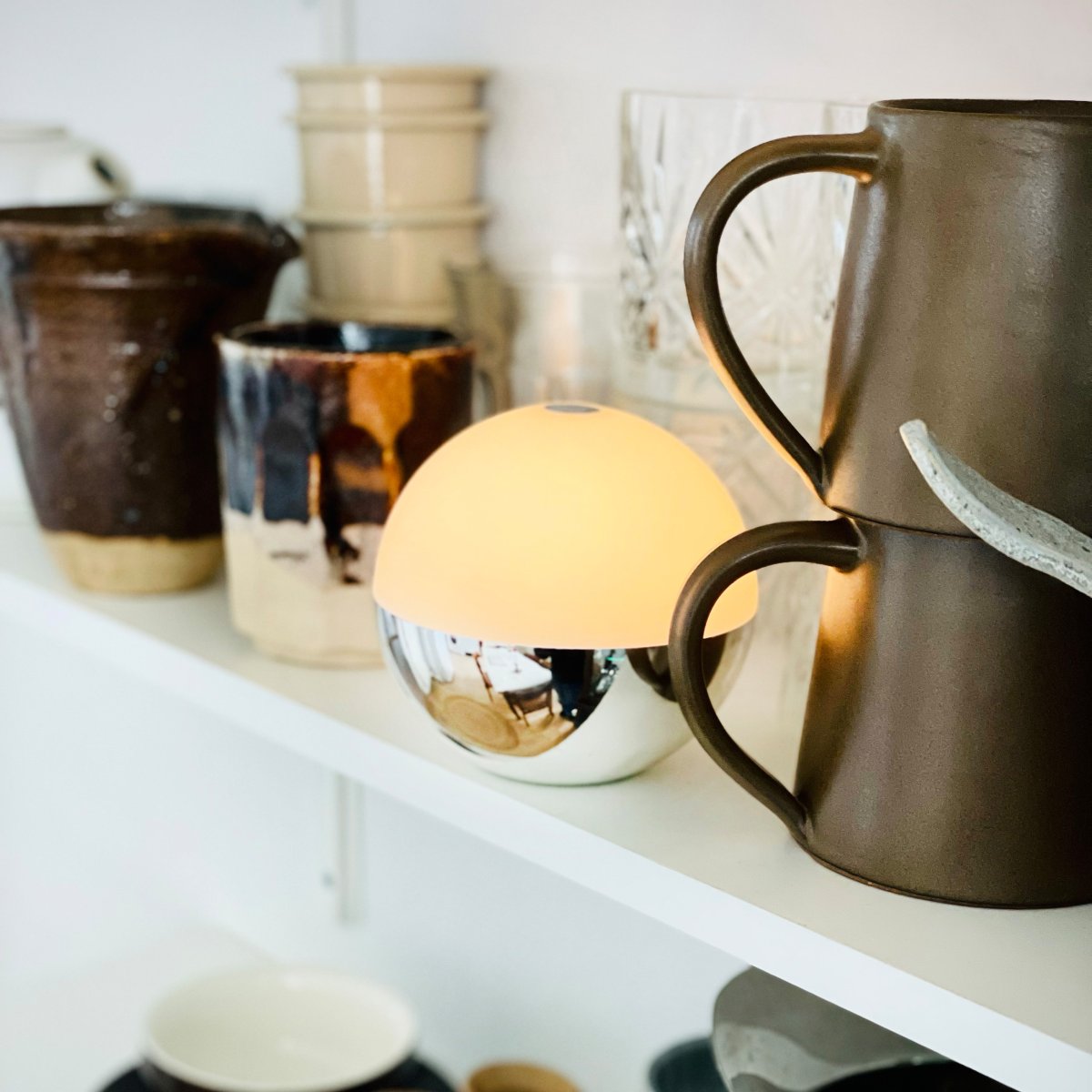 Alba 10cm 2-pk Krom bærbar Fra Dyberg Larsen - Den forkromede base er kombineret med en hvid lampesk&aelig;rm, der spreder et hyggeligt varmt hvidt sk&aelig;r og passer lige godt ind i b&aring;de moderne og klassiske milj&oslash;er.