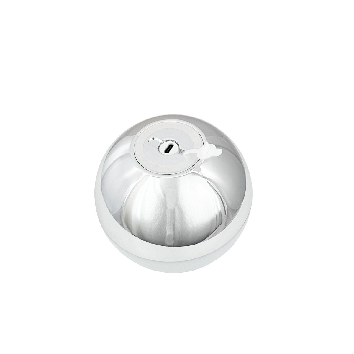 Alba 10cm 2-pk Krom bærbar Fra Dyberg Larsen - Den forkromede base er kombineret med en hvid lampesk&aelig;rm, der spreder et hyggeligt varmt hvidt sk&aelig;r og passer lige godt ind i b&aring;de moderne og klassiske milj&oslash;er.