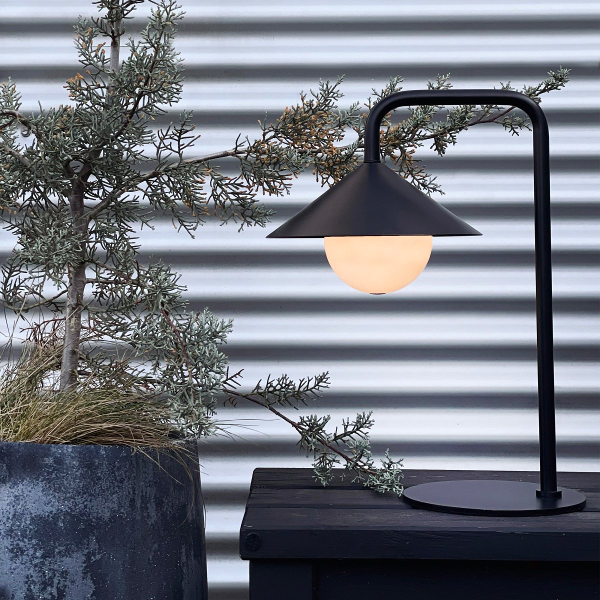 Nova 46cm Sort bærbar Fra Dyberg Larsen - Den er specielt designet til udend&oslash;rs brug og er en perfekt tilf&oslash;jelse til terrassen eller haven, men fungerer lige s&aring; godt indend&oslash;rs.