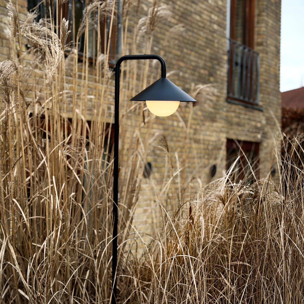 Nova 80cm Sort bærbar Fra Dyberg Larsen - Den er specielt designet til udend&oslash;rs brug og er en perfekt tilf&oslash;jelse langs gangstier, i blomsterbede eller p&aring; terrassen.