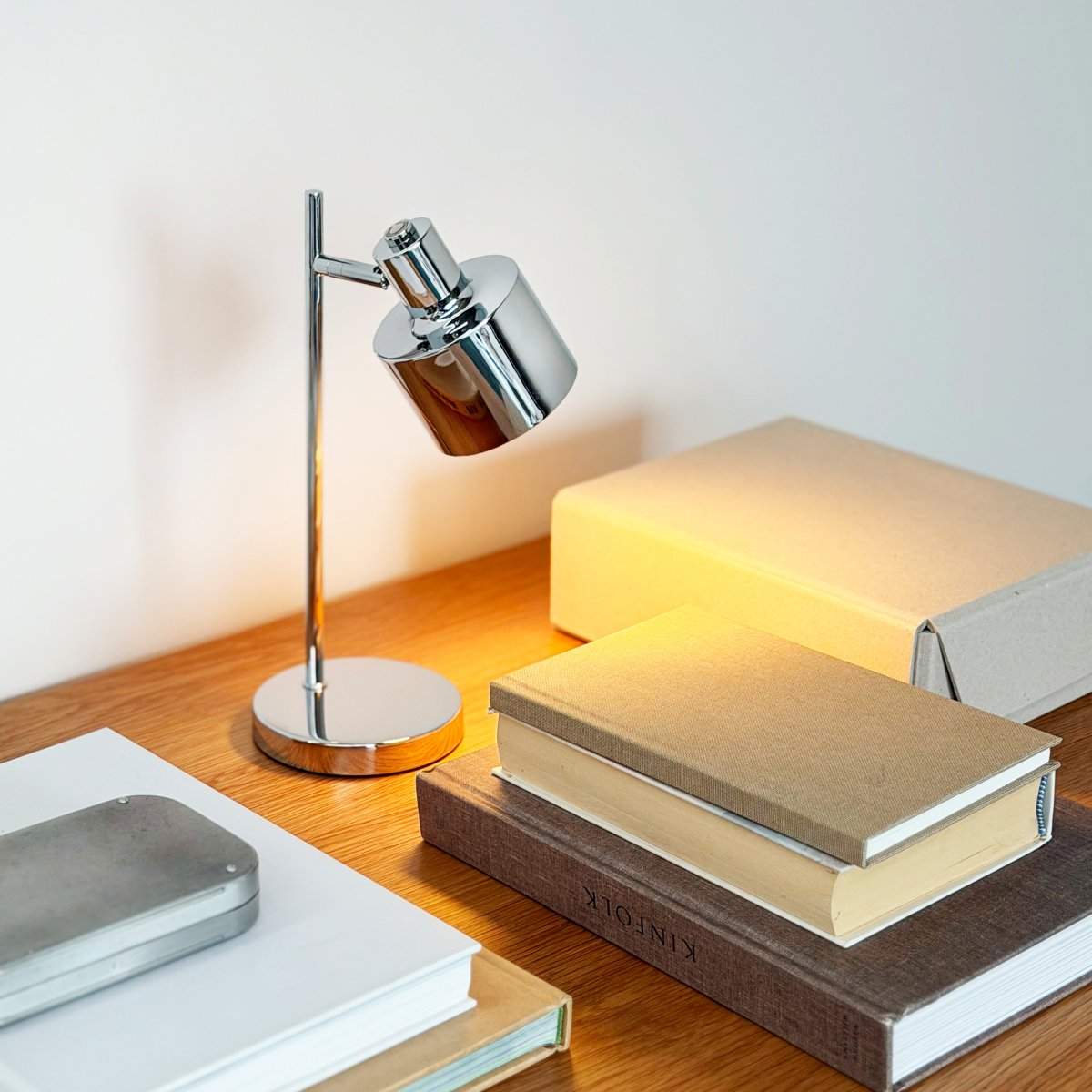 Ocean Mini 28cm Krom bærbar Fra Dyberg Larsen - Fuldt opladet p&aring; cirka 6 timer, og den lyser i op til 20 timer ved laveste lysstyrke og op til 4 timer ved h&oslash;jeste.