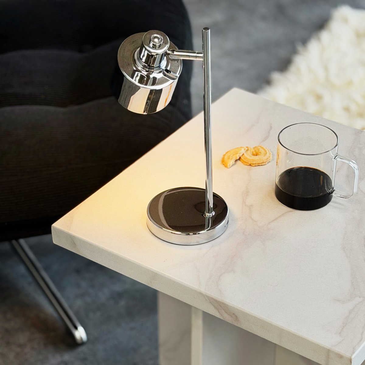 Ocean Mini 28cm Krom bærbar Fra Dyberg Larsen - Fuldt opladet p&aring; cirka 6 timer, og den lyser i op til 20 timer ved laveste lysstyrke og op til 4 timer ved h&oslash;jeste.