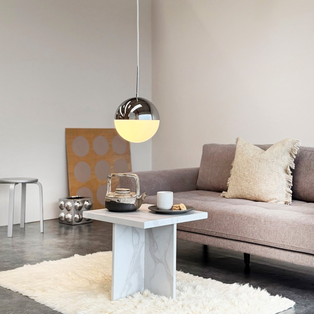 Nova Ø25 Krom loftslampe Fra Dyberg Larsen - Lampen har en rund form med en kuppel, hvor den &oslash;verste del er i forkromet finish og den nederste del i opalglas, hvilket giver et bl&oslash;dt og behageligt lys.