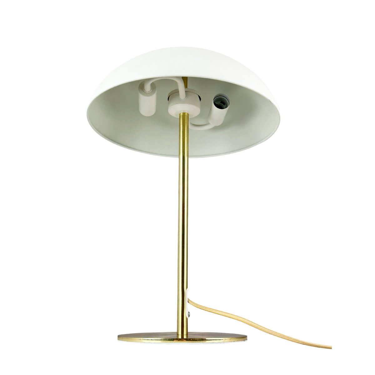 Globus 44cm Messing/beige bordlampe Fra Dyberg Larsen - Lampen er lavet af metal og kombinerer en bl&oslash;d beige tone med detaljer i messingfinish, hvilket giver et harmonisk og moderne udtryk.