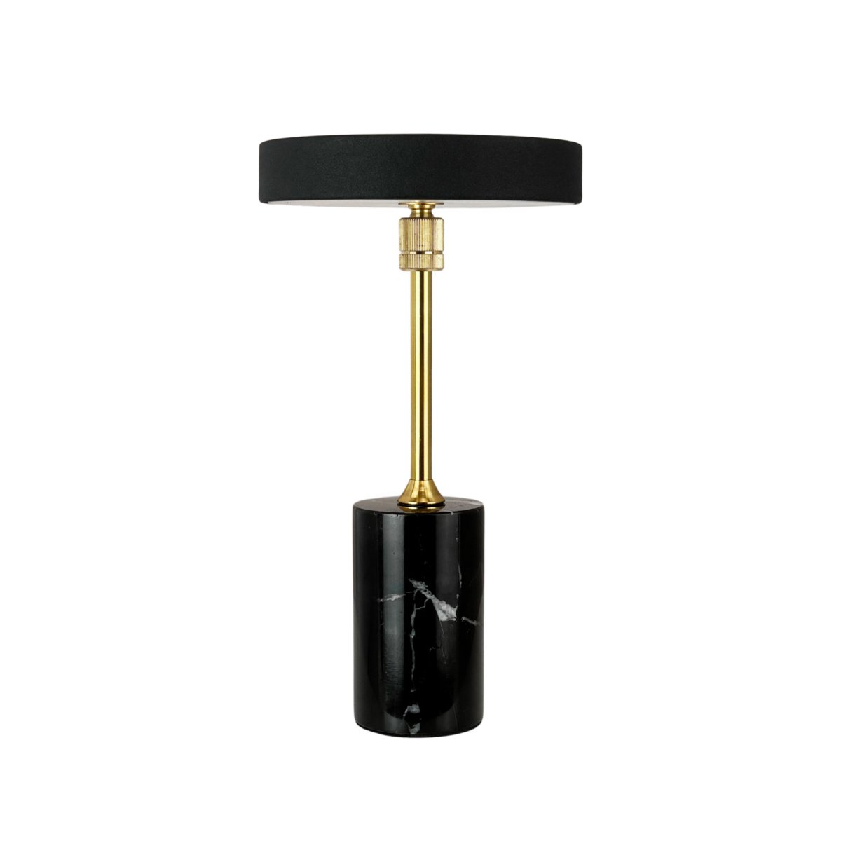 Starlight LED 25cm Sort/messing bærbar Fra Dyberg Larsen - Lampen oplades fuldt p&aring; 6 timer med det medf&oslash;lgende USB-C-kabel (120 cm) og kan lyse i op til 20 timer p&aring; den laveste indstilling og op til 4 timer p&aring; den h&oslash;jeste indstilling.