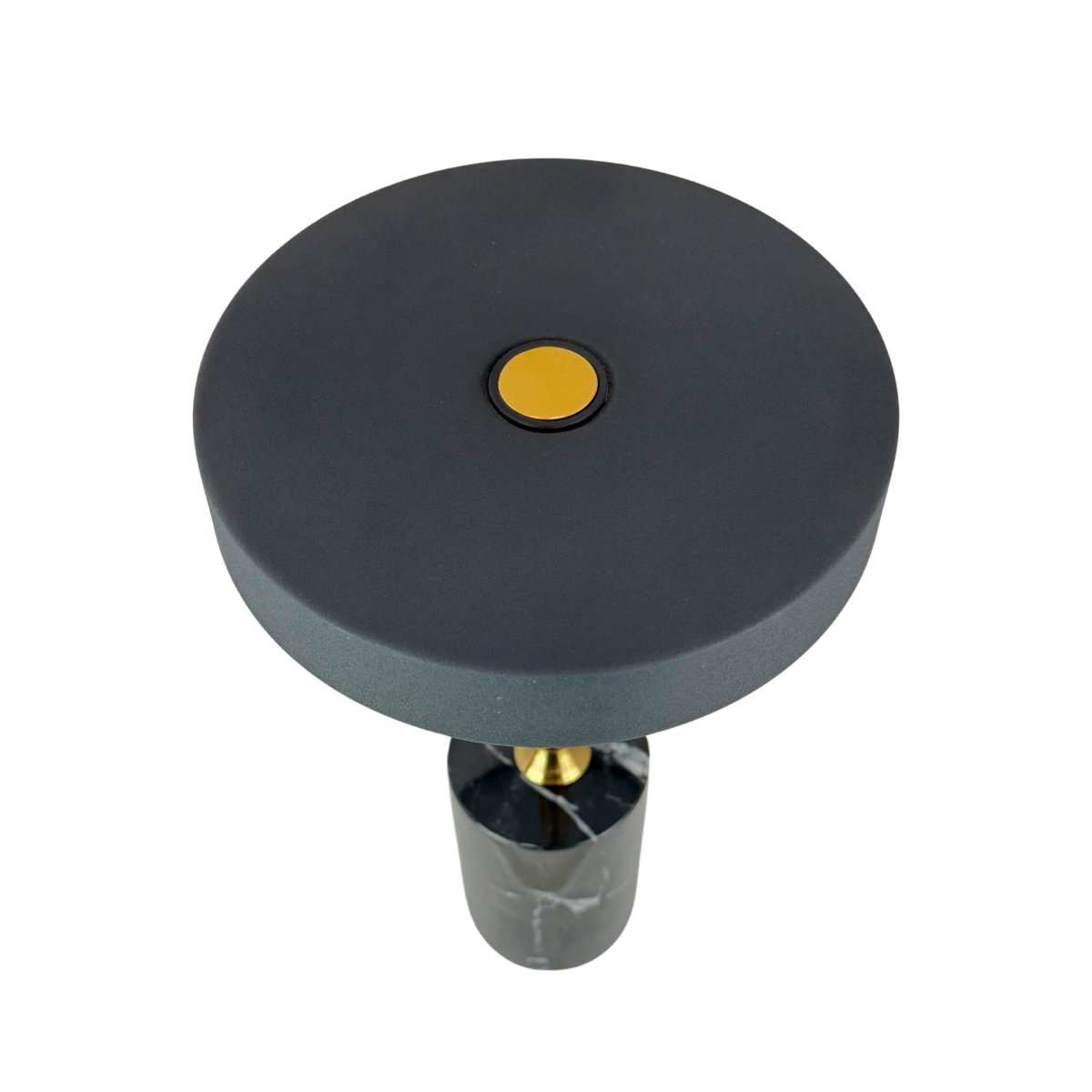 Starlight LED 25cm Sort/messing bærbar Fra Dyberg Larsen - Lampen oplades fuldt p&aring; 6 timer med det medf&oslash;lgende USB-C-kabel (120 cm) og kan lyse i op til 20 timer p&aring; den laveste indstilling og op til 4 timer p&aring; den h&oslash;jeste indstilling.