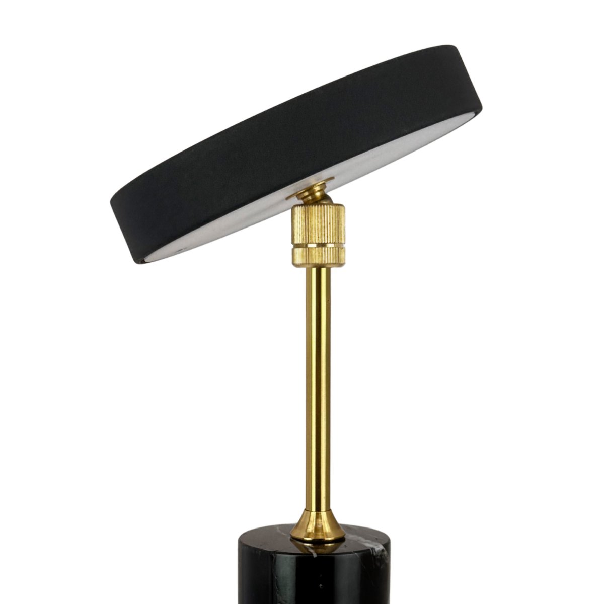Starlight LED 25cm Sort/messing bærbar Fra Dyberg Larsen - Lampen oplades fuldt p&aring; 6 timer med det medf&oslash;lgende USB-C-kabel (120 cm) og kan lyse i op til 20 timer p&aring; den laveste indstilling og op til 4 timer p&aring; den h&oslash;jeste indstilling.