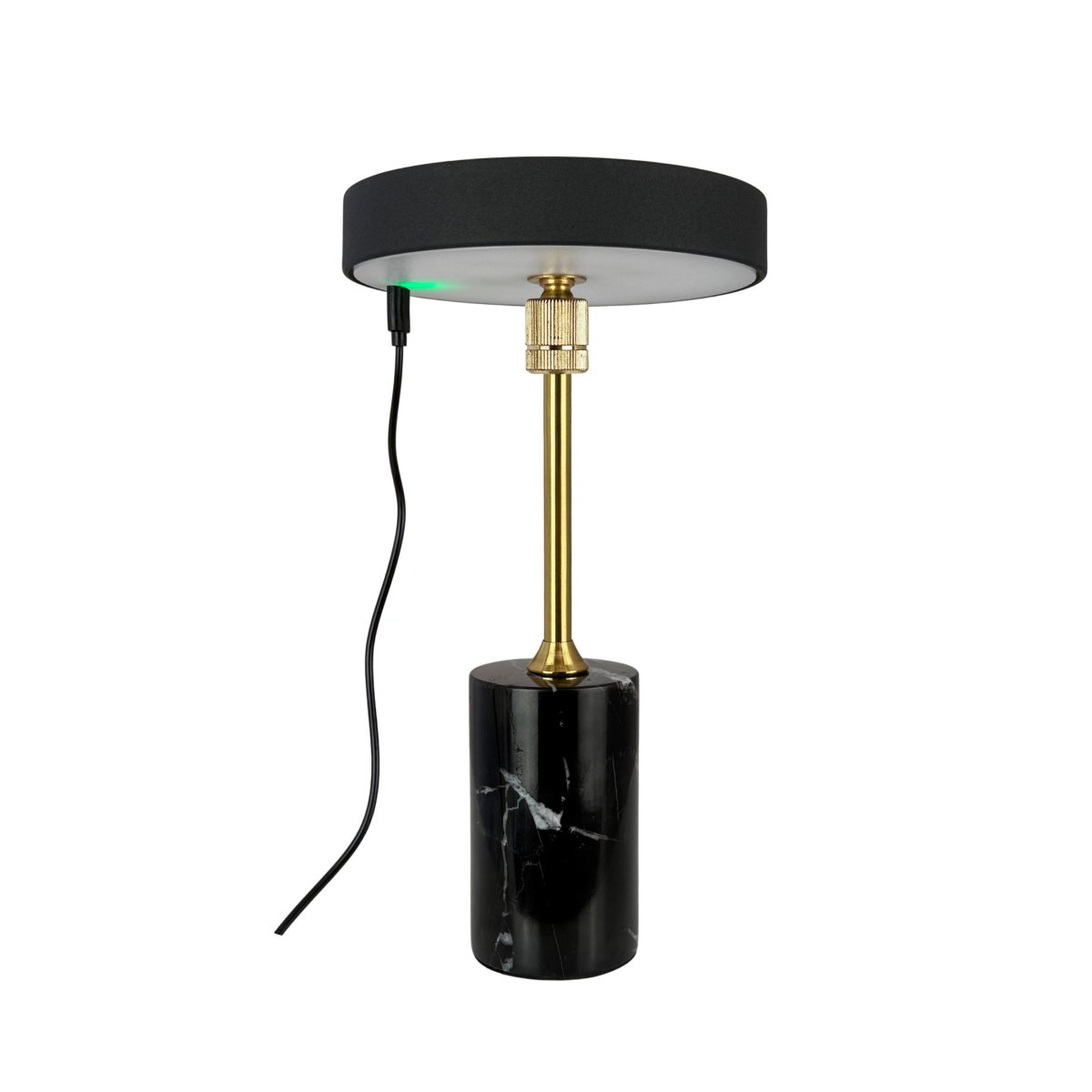 Starlight LED 25cm Sort/messing bærbar Fra Dyberg Larsen - Lampen oplades fuldt p&aring; 6 timer med det medf&oslash;lgende USB-C-kabel (120 cm) og kan lyse i op til 20 timer p&aring; den laveste indstilling og op til 4 timer p&aring; den h&oslash;jeste indstilling.