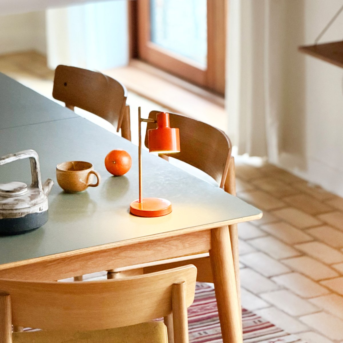 Ocean Mini 28cm Orange bærbar Fra Dyberg Larsen - Fuldt opladet p&aring; cirka 6 timer, og den lyser i op til 20 timer ved laveste lysstyrke og op til 4 timer ved h&oslash;jeste.