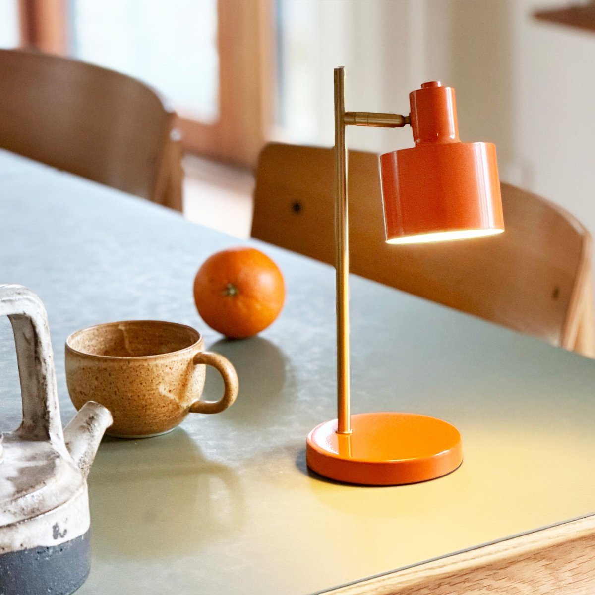 Ocean Mini 28cm Orange bærbar Fra Dyberg Larsen - Fuldt opladet p&aring; cirka 6 timer, og den lyser i op til 20 timer ved laveste lysstyrke og op til 4 timer ved h&oslash;jeste.