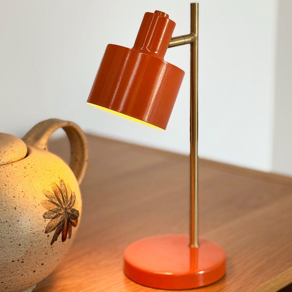 Ocean Mini 28cm Orange bærbar Fra Dyberg Larsen - Fuldt opladet p&aring; cirka 6 timer, og den lyser i op til 20 timer ved laveste lysstyrke og op til 4 timer ved h&oslash;jeste.