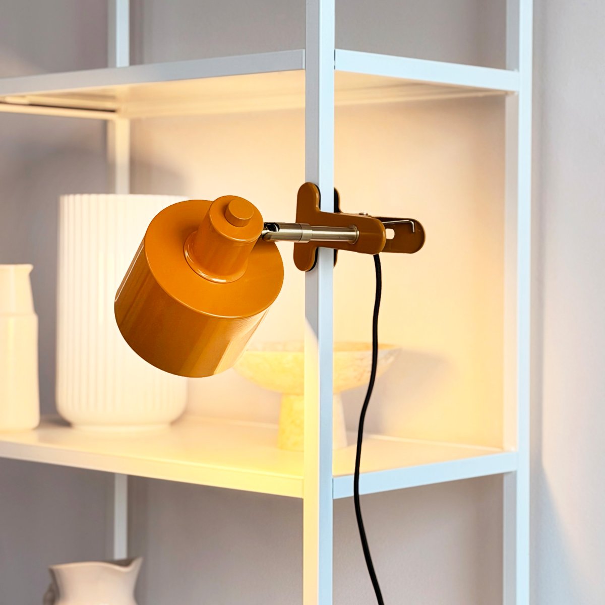 Ocean Gul klemmelampe Fra Dyberg Larsen - Den kombinerer funktionalitet med et moderne og enkelt design, der skaber et roligt og elegant udtryk.