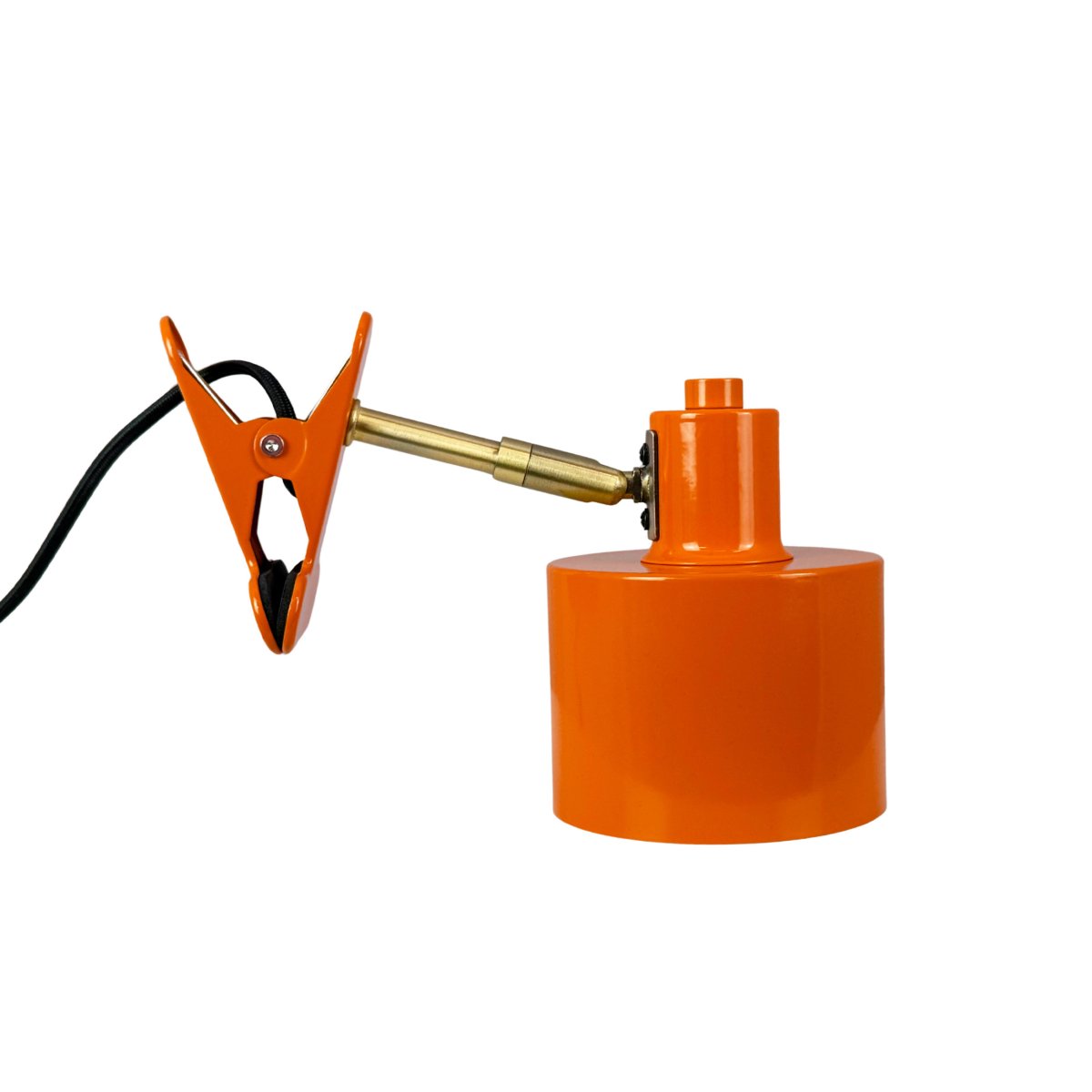 Ocean Orange klemmelampe Fra Dyberg Larsen - Den kombinerer funktionalitet med et moderne og enkelt design, der skaber et roligt og elegant udtryk.