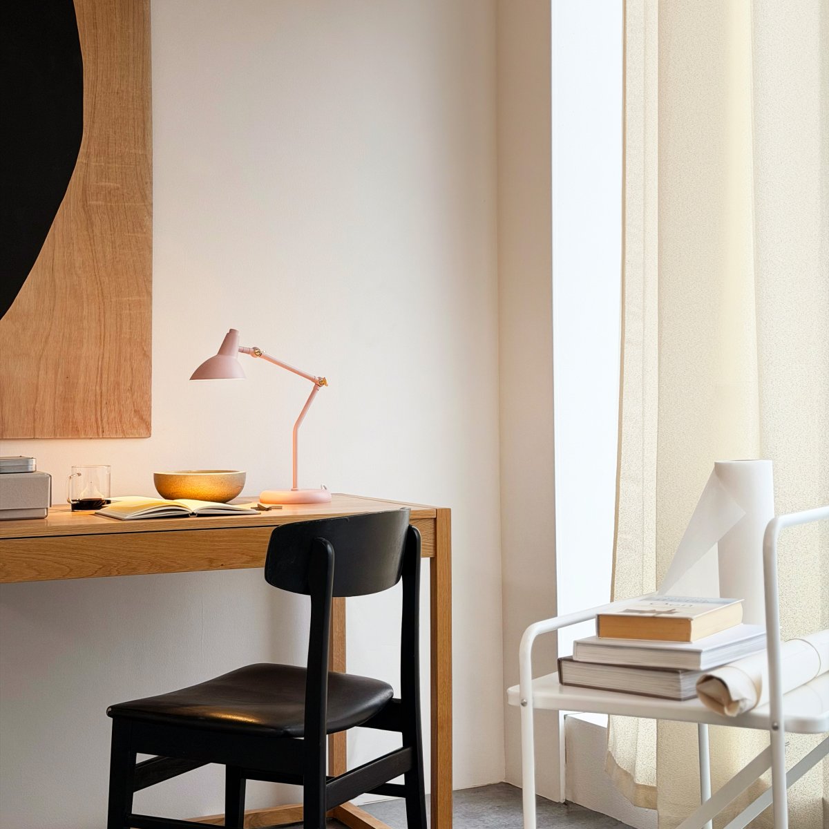 Vela 45cm Lyserød skrivebordslampe Fra Dyberg Larsen - Med to justerbare led kan du nemt justere h&oslash;jden og vinklen efter behov, og de dekorative detaljer i messingfinish g&oslash;r justeringen problemfri.