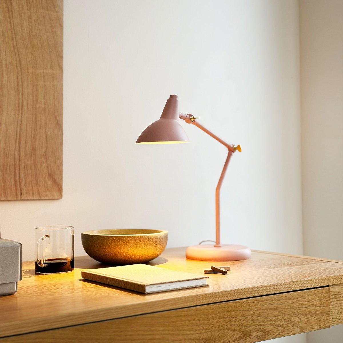 Vela 45cm Lyserød skrivebordslampe Fra Dyberg Larsen - Med to justerbare led kan du nemt justere h&oslash;jden og vinklen efter behov, og de dekorative detaljer i messingfinish g&oslash;r justeringen problemfri.