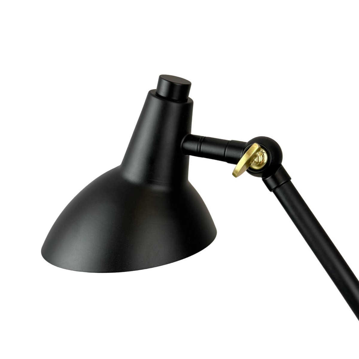 Vela 45cm Sort skrivebordslampe Fra Dyberg Larsen - Med to justerbare led kan du nemt justere h&oslash;jden og vinklen efter behov, og de dekorative detaljer i messingfinish g&oslash;r justeringen problemfri.