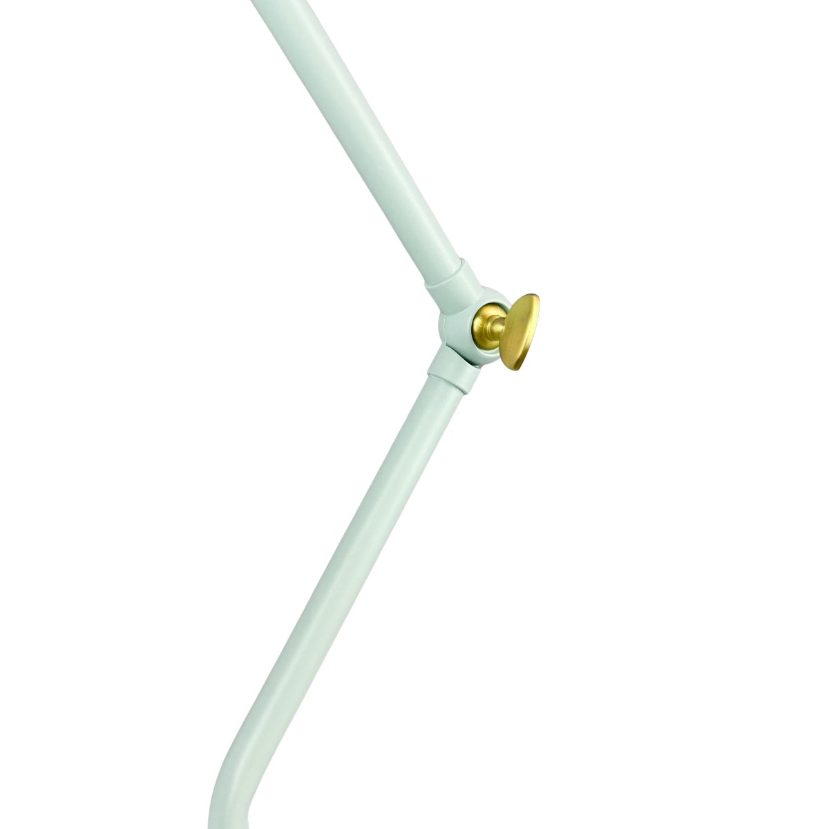 Vela 45cm Mintgrøn skrivebordslampe Fra Dyberg Larsen - Med to justerbare led kan du nemt justere h&oslash;jden og vinklen efter behov, og de dekorative detaljer i messingfinish g&oslash;r justeringen problemfri.