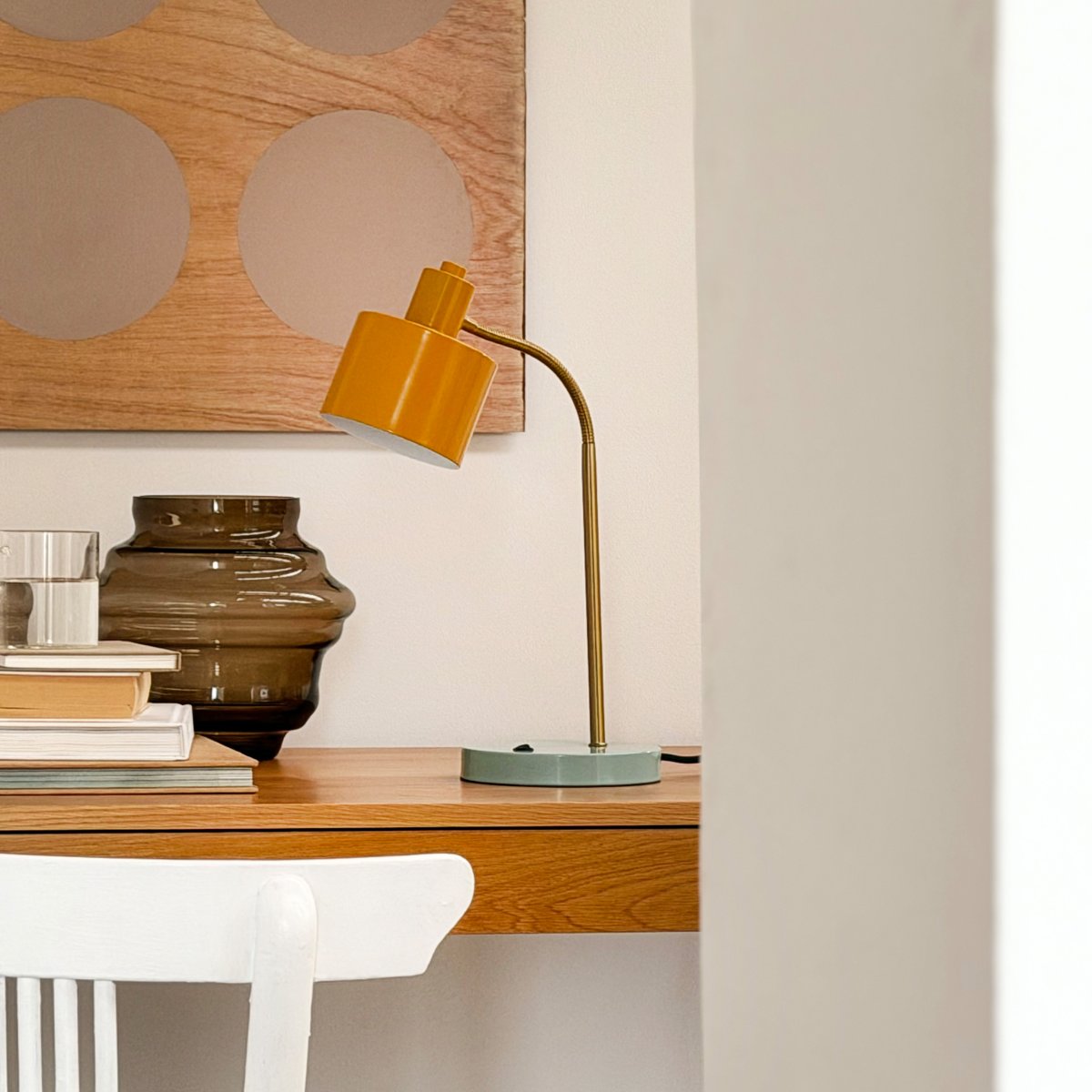 Ocean Flex 45cm Flerfarvet skrivebordslampe Fra Dyberg Larsen - Lampefoden i håndpoleret messingfinish giver hvert møbel et unikt og eksklusivt præg, mens den fleksible arm gør det nemt at styre lyset efter behov.