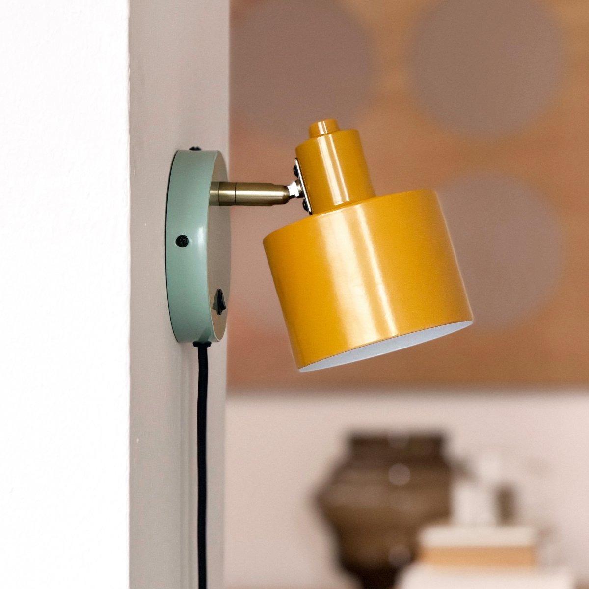 Ocean 16cm Flerfarvet læselampe Fra Dyberg Larsen - Stangen og armen i h&aring;ndpoleret messingfinish giver et unikt udtryk, og det dybe farveskema skaber en harmonisk helhed.