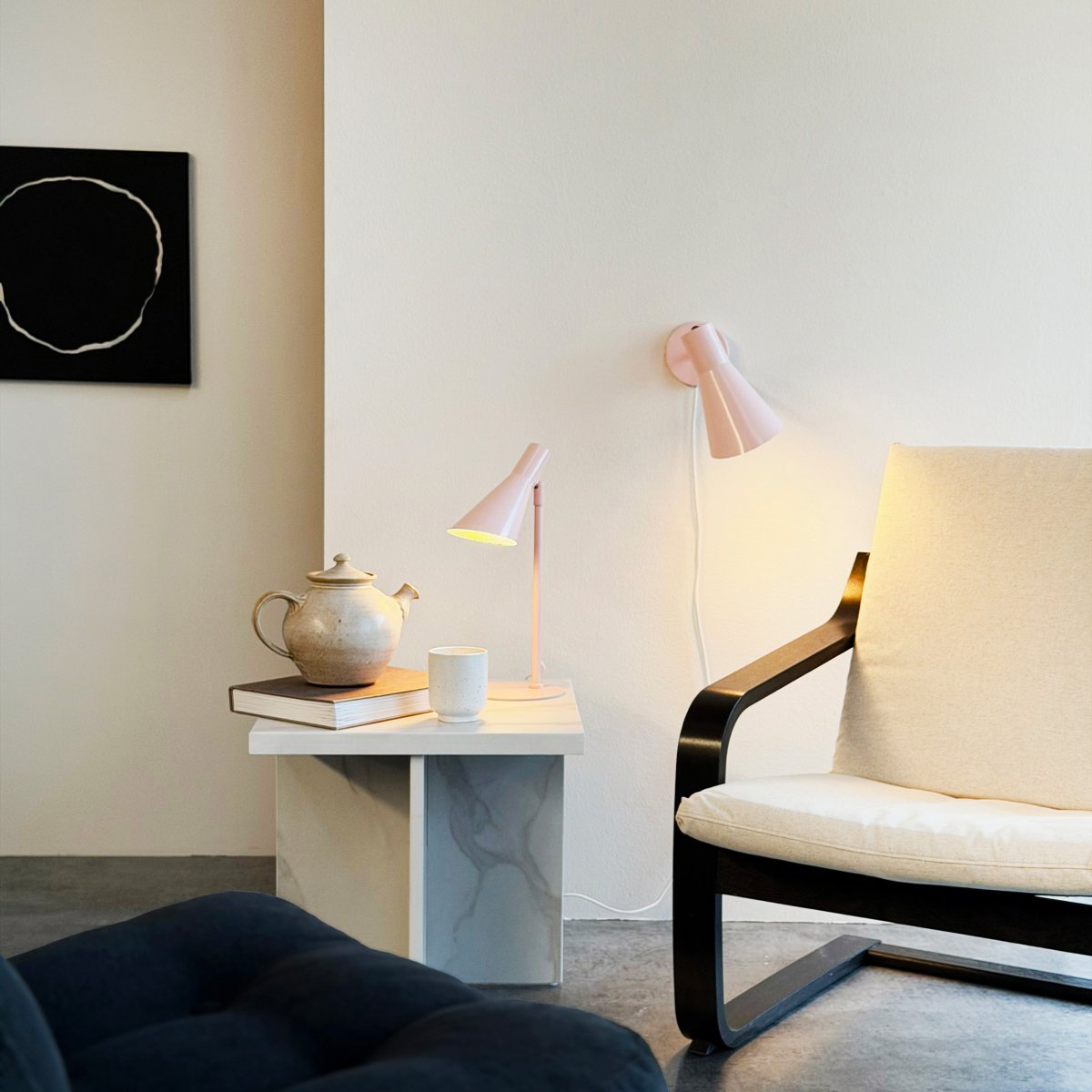 DL12 Mini 40cm Lyserød skrivebordslampe Fra Dyberg Larsen - Den er udstyret med en skærm, der både kan drejes og vippes, hvilket gør det nemt at styre lyset efter behov.